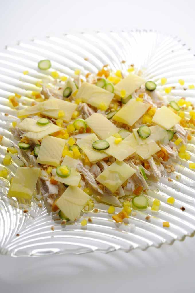 蒸し鶏の冷製サラダ、コンテ添え